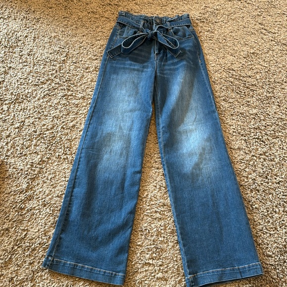 M wide leg belted medium blue jeans. Worn once. Perfect for spring and summer. - Picture 1 of 4
